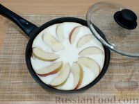 Фото приготовления рецепта: Сладкий омлет с яблоком - шаг №9