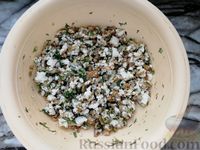 Фото приготовления рецепта: Слоёные палочки с брынзой, орехами и чесноком - шаг №5