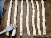 Фото приготовления рецепта: Слоёные палочки с брынзой, орехами и чесноком - шаг №11
