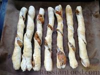 Фото приготовления рецепта: Слоёные палочки с брынзой, орехами и чесноком - шаг №12
