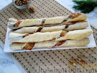 Фото приготовления рецепта: Слоёные палочки с брынзой, орехами и чесноком - шаг №13