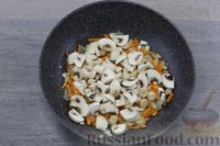 Фото приготовления рецепта: Рис с овощами, грибами и сметаной - шаг №5