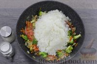 Фото приготовления рецепта: Рис с овощами, грибами и сметаной - шаг №9