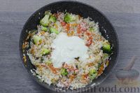 Фото приготовления рецепта: Рис с овощами, грибами и сметаной - шаг №10