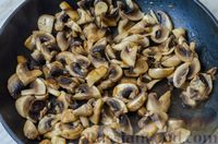 Фото приготовления рецепта: Галушки с грибами и беконом - шаг №8