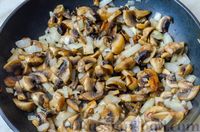 Фото приготовления рецепта: Галушки с грибами и беконом - шаг №10