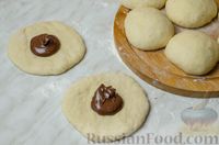 Фото приготовления рецепта: Банановые дрожжевые пирожки с шоколадной начинкой - шаг №14