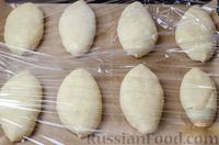 Фото приготовления рецепта: Банановые дрожжевые пирожки с шоколадной начинкой - шаг №16