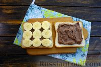 Фото приготовления рецепта: Горячий бутерброд с шоколадной пастой и бананом - шаг №4