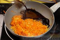 Фото приготовления рецепта: Гречневая каша с овощами и соевым соусом - шаг №6