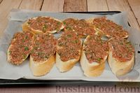 Фото приготовления рецепта: Горячие бутерброды с мясным фаршем, сыром и помидорами (в духовке) - шаг №6