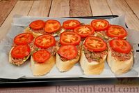 Фото приготовления рецепта: Горячие бутерброды с мясным фаршем, сыром и помидорами (в духовке) - шаг №7