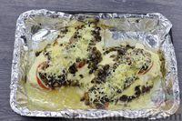 Фото приготовления рецепта: Куриное филе, запечённое с грибами, овощами и сыром - шаг №15