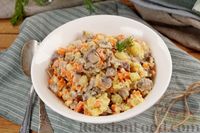 Фото к рецепту: Картофельный салат с сельдью, морковью и жареными шампиньонами