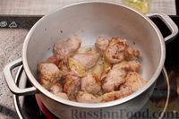 Фото приготовления рецепта: Жаркое из свинины с картошкой и капустой - шаг №5