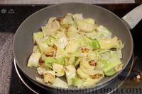 Фото приготовления рецепта: Жаркое из свинины с картошкой и капустой - шаг №11