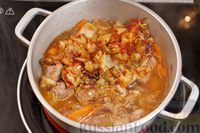 Фото приготовления рецепта: Жаркое из свинины с картошкой и капустой - шаг №13