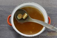 Фото приготовления рецепта: Суп с жареными тефтелями и яичной лапшой - шаг №14