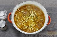 Фото приготовления рецепта: Суп с жареными тефтелями и яичной лапшой - шаг №15