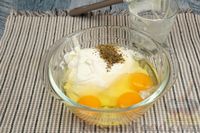 Фото приготовления рецепта: Сырный киш с помидорами и кукурузой - шаг №5