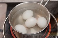 Фото приготовления рецепта: Салат с ветчиной, сыром, овощами и яйцами - шаг №2