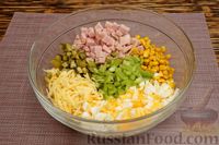 Фото приготовления рецепта: Салат с ветчиной, сыром, овощами и яйцами - шаг №7
