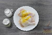 Фото приготовления рецепта: Куриные ножки, запечённые с картофелем в сливочно-чесночном соусе - шаг №4