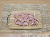 Фото приготовления рецепта: Курица, тушенная с брокколи в сливочном соусе - шаг №2