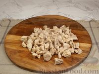 Фото приготовления рецепта: Куриный суп с грибами, консервированным горошком и плавленым сыром - шаг №3