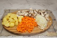 Фото приготовления рецепта: Куриный суп с грибами, консервированным горошком и плавленым сыром - шаг №4