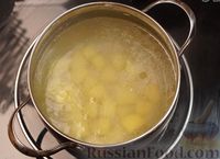 Фото приготовления рецепта: Куриный суп с грибами, консервированным горошком и плавленым сыром - шаг №7