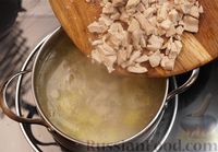 Фото приготовления рецепта: Куриный суп с грибами, консервированным горошком и плавленым сыром - шаг №8