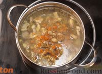 Фото приготовления рецепта: Куриный суп с грибами, консервированным горошком и плавленым сыром - шаг №11