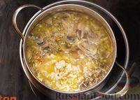 Фото приготовления рецепта: Куриный суп с грибами, консервированным горошком и плавленым сыром - шаг №12