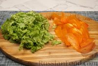 Фото приготовления рецепта: Салат с хурмой, сыром фета и оливками - шаг №2