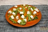Фото приготовления рецепта: Салат с хурмой, сыром фета и оливками - шаг №7