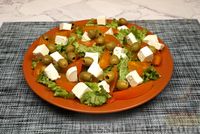 Фото приготовления рецепта: Салат с хурмой, сыром фета и оливками - шаг №8