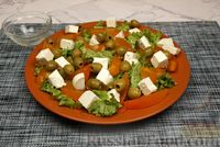 Фото приготовления рецепта: Салат с хурмой, сыром фета и оливками - шаг №9