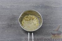 Фото приготовления рецепта: Овсяная каша с сыром и луком - шаг №2