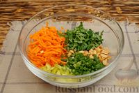 Фото приготовления рецепта: Салат из моркови с болгарским перцем и арахисом - шаг №9
