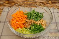 Фото приготовления рецепта: Салат из моркови с болгарским перцем и арахисом - шаг №10