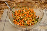 Фото приготовления рецепта: Салат из моркови с болгарским перцем и арахисом - шаг №11