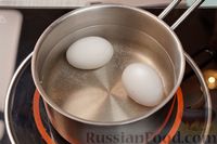 Фото приготовления рецепта: Заливной пирог на сметане, с рыбой, луком и яйцами - шаг №2