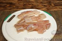 Фото приготовления рецепта: Заливной пирог на сметане, с рыбой, луком и яйцами - шаг №3