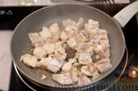Фото приготовления рецепта: Заливной пирог на сметане, с рыбой, луком и яйцами - шаг №5