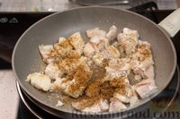 Фото приготовления рецепта: Заливной пирог на сметане, с рыбой, луком и яйцами - шаг №6
