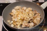 Фото приготовления рецепта: Заливной пирог на сметане, с рыбой, луком и яйцами - шаг №7