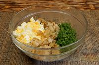 Фото приготовления рецепта: Заливной пирог на сметане, с рыбой, луком и яйцами - шаг №13