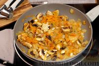 Фото приготовления рецепта: Тыква, фаршированная куриным мясом, грибами и овощами - шаг №12