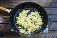 Фото приготовления рецепта: Мясные шарики с начинкой из фасоли и лука, в томатном соусе - шаг №5